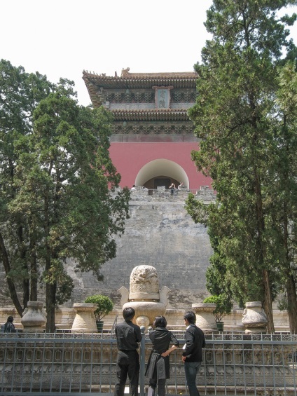 Mormintele împăraților din dinastia Ming, care vizitează mormântul lui Dinlin