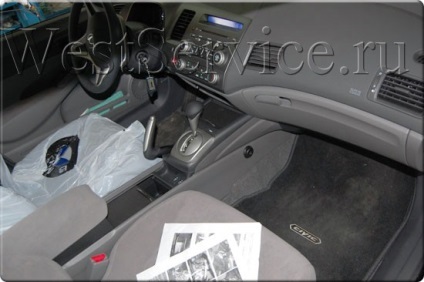 Honda civic 2007 instalarea unui parktronic, o încuietoare pe capotă și o încuietoare pe împingător