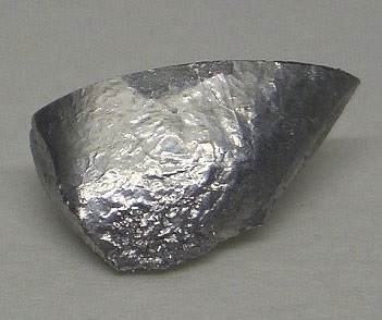Iridium este un metal prețios al grupului de platină, bijuterie