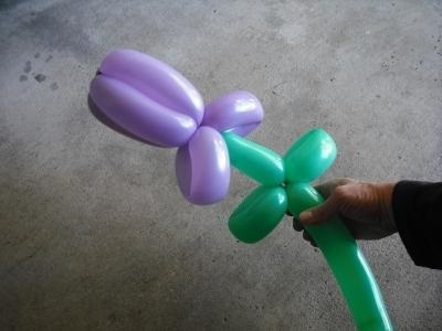 Як робити квіти з кульок і прикрашати ними святковий інтер'єр