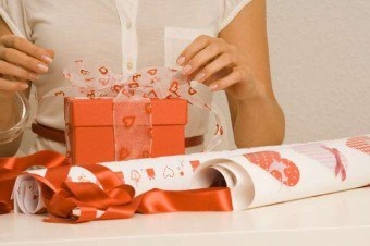 Hogyan lehet a legjobban csomag egy ajándék saját kezűleg, a csomagolás szabályok, dekoráció ötletek