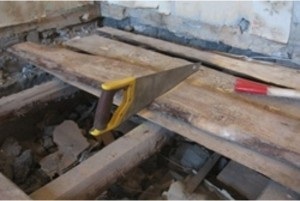Як зробити демонтаж дерев'яної підлоги