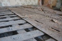 Як зробити демонтаж дерев'яної підлоги