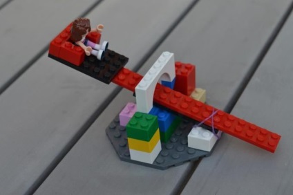 Cum să faci un mini catapult de la Lego