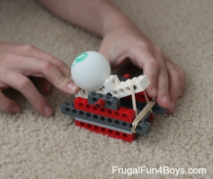 Hogyan készítsünk egy mini katapult Lego