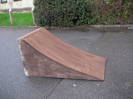 Cum se face o rampă pentru un skateboard în curte