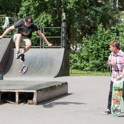 Cum se face o rampă pentru un skateboard în curte