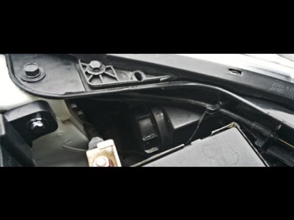 Eltávolítása a panel a Nissan Tiida