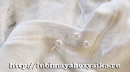 Hogyan díszíteni a fehér póló gyöngyökkel és gyöngyök