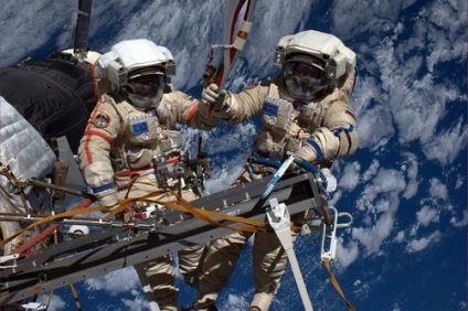 Яку роботу виконують космонавти в космосі