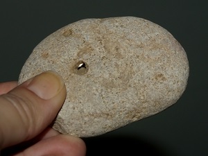 Камінь курячий бог дірочка - портал в інший світ, його походження, застосування і фото