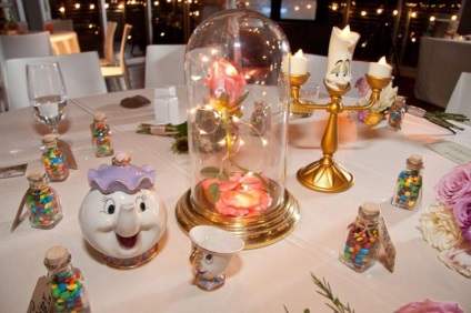Fiecare masă de la această nuntă a fost decorată în stilul desenelor animate Disney și este doar magică,
