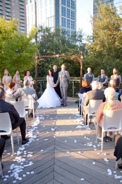 Кожен стіл на цьому весіллі був прикрашений в стилі діснеївських мультфільмів і це просто чарівно,
