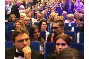 Pentru Kirkorov - 50! Philip Kirkorov a venit la concert în costum de costum pentru prețul unui gunoi de la Moscova - femeie