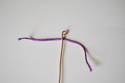Кольє-кулон у вигляді пір'ячко з ниток