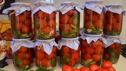 Conservarea de roșii în rețete de sticlă de litru de tomate cu tarhun într-un litru de două litri, un an și jumătate,