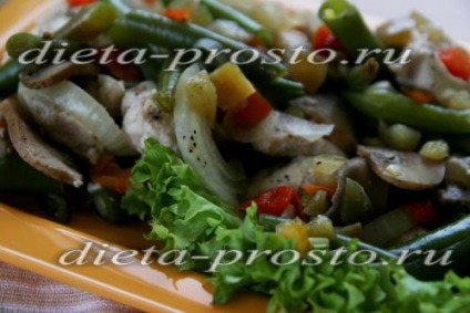 Csirkemell gombával és zöldségekkel, sült a kemencében