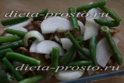 Куряче філе з грибами і овочами, запечене в духовці