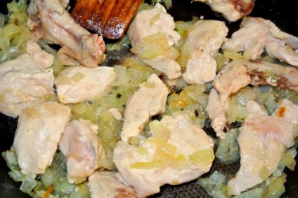 Carne de pui cu broccoli într-o rețetă de tigaie cu fotografie pas cu pas acasă