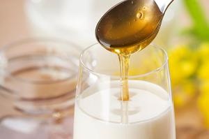 Мед і молоко користь і можливу шкоду, чому їх потрібно пити саме на ніч