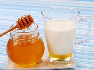 Mierea și laptele sunt daune bune și posibile, de ce ar trebui să fie beți noaptea