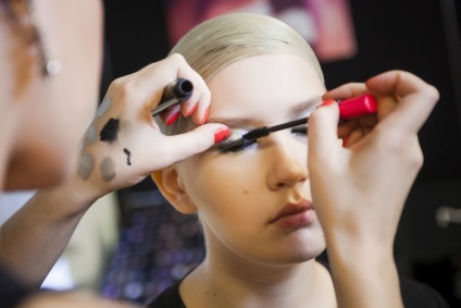 Divat make-up és a dobogó árnyékok metál hatású, szépség bennfentes