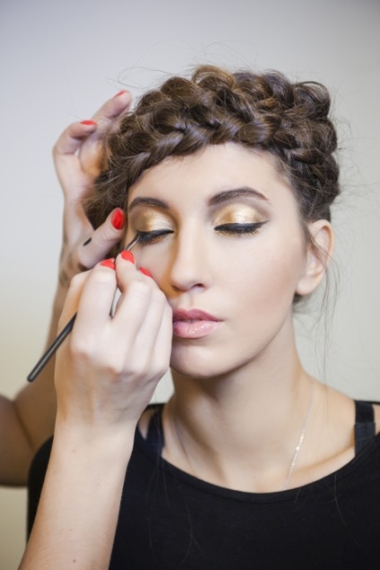 Modă make-up cu umbre de podium cu efect metalic, frumos insider