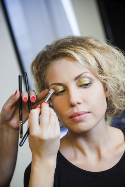 Modă make-up cu umbre de podium cu efect metalic, frumos insider