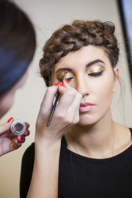 Modă make-up cu umbre de podium cu efect metalic, frumos insider