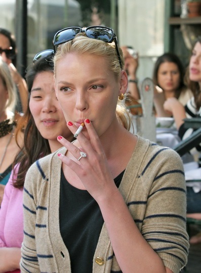 În mod neașteptat, 20 de celebrități feminine care fumează