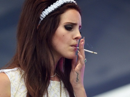 În mod neașteptat, 20 de celebrități feminine care fumează