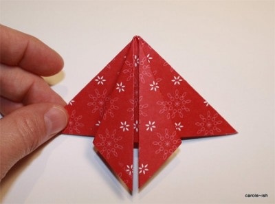 Bradul de Craciun Origami din clasa de master de hârtie lucrează la felicitarea de Anul Nou