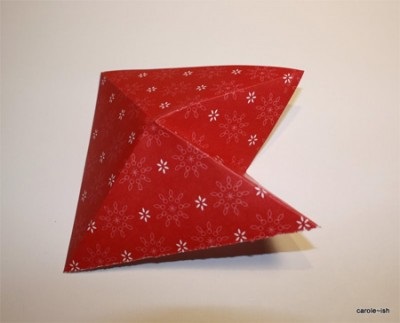 Bradul de Craciun Origami din clasa de master de hârtie lucrează la felicitarea de Anul Nou