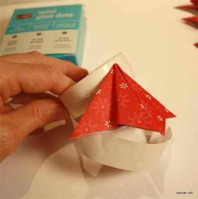 Bradul de Craciun Origami din clasa de master de hârtie lucrează la felicitarea de Anul Nou