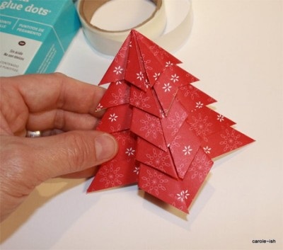 Bradul de Craciun Origami din clasa de master de hârtie lucrează la felicitarea de Anul Nou