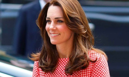 Miért Elizabeth II és Kate Middleton folyamatosan - Bang fejüket a nők nesolidarnost