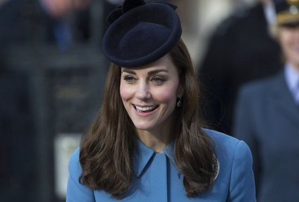 Miért Elizabeth II és Kate Middleton folyamatosan - Bang fejüket a nők nesolidarnost