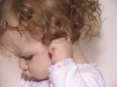 Чому дитина чухає вуха і як усунути подібний свербіж