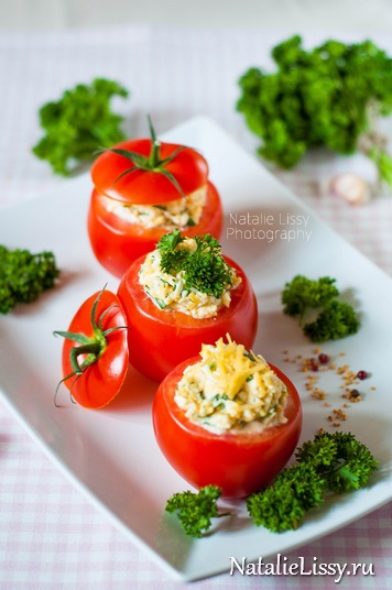 Tomate umplute cu brânză și usturoi