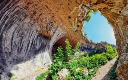 Priviți în ochii lui Dumnezeu - peștera este trecută în Bulgaria (12 fotografii)