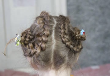 Frizurák zsinórra rövid haj a lányok szakaszos fotó