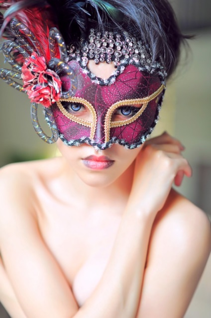 Színes szépség a lány tarka maszkok (fotó)
