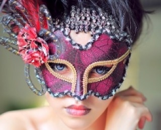 Різнобарвна краса дівчини в строкатих масках (фото)