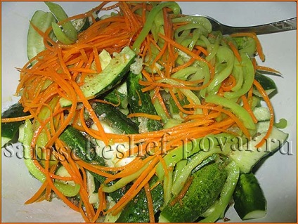 Салат з огірків з корейської приправою для морквини