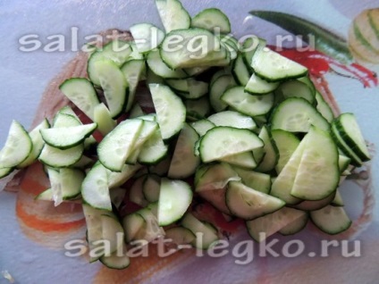 Салат з куркою, огірком і горошком