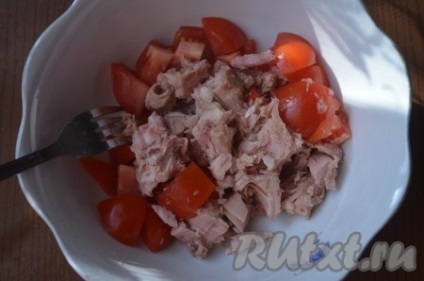 Салат з тунцем, помідорами і кукурудзою - готуємо покроково з фото