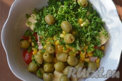 Салат з тунцем, помідорами і кукурудзою - рецепт з фото