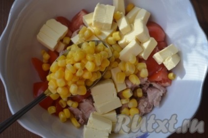Salată cu ton, roșii și porumb - rețetă cu fotografie