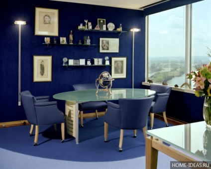 Culoarea albastră în interiorul camerei de zi, bucătărie, dormitor