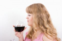 Mennyi alkoholt tartják-e az anyatejbe, és hogyan ez veszélyes